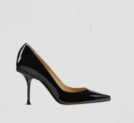 A ladies shoe taken to apply clipping path service and drop shadow